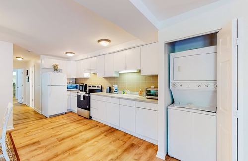 Livingston Condo | Second-floor condo with full kitchen, washer/dryer, central AC, & boat slip use