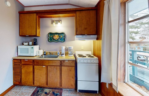 Eureka Springs House | Second-floor suite near downtown with pool, pond nearby