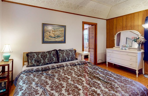 Eureka Springs House | Second-floor suite near downtown with pool, pond nearby