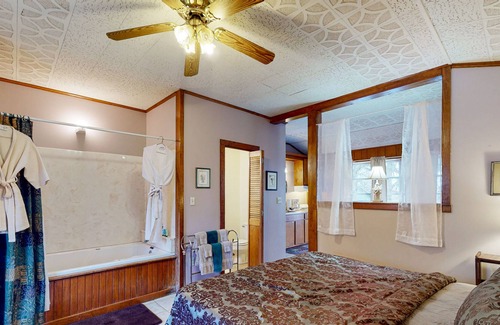 Eureka Springs House | Second-floor suite near downtown with pool, pond nearby
