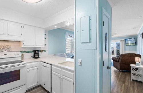 Ocean Isle Beach Condo | Second Row Condo in Ocean Isle with Pool