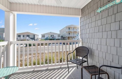 Ocean Isle Beach Condo | Second Row Condo in Ocean Isle with Pool