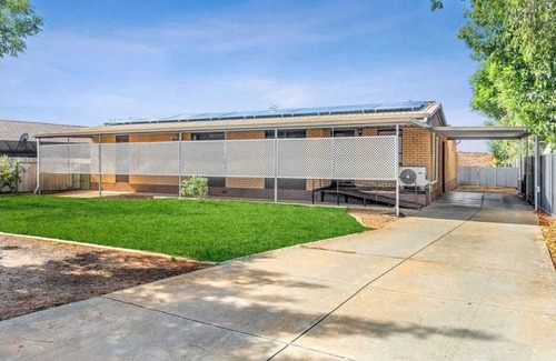 Bookpurnong House | Second Street - Loxton AccommodationnStylish 3 bedroom home