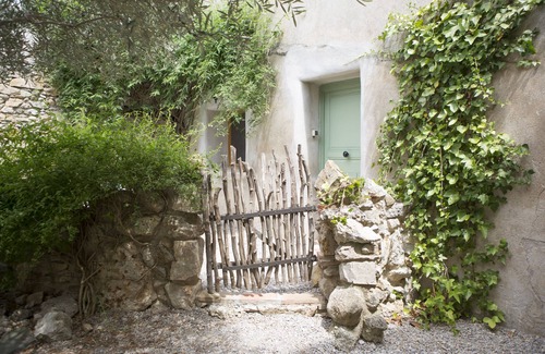 Ferrals-les-Corbieres Cottage | Secret Garden Cottage