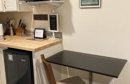 Sequim Apartment | Secret Garden Cottage ⋇Hot Tub⋇