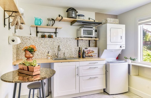 Beaverton Apartment | Secret Garden Healing Retreat! Beavertin Nike Area
