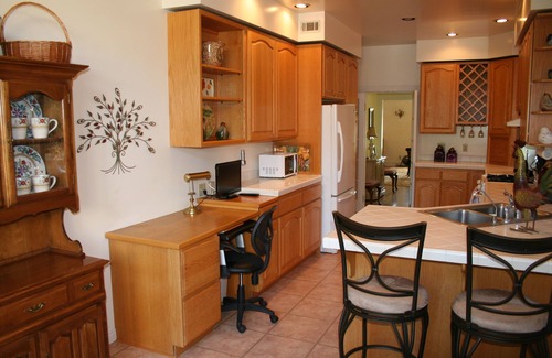 Oak Park House | Secret Garden Hideaway-3 bd/4bth, beautiful yard, walk to town. Pet friendly, AC