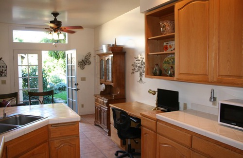 Oak Park House | Secret Garden Hideaway-3 bd/4bth, beautiful yard, walk to town. Pet friendly, AC
