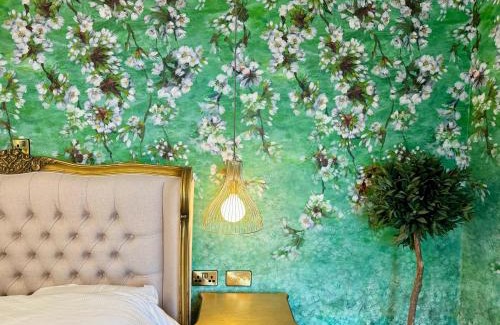 Leyburn House | Secret Garden House - 7 bed Manor House with Hot Tub and Magical walled Gardens