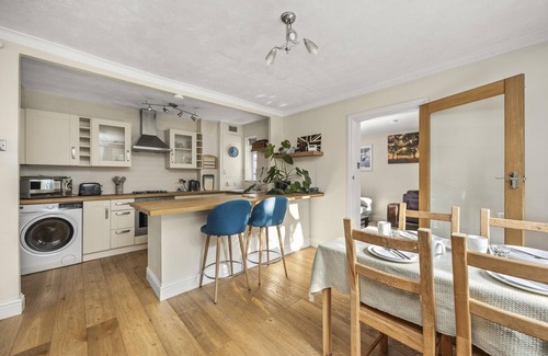 Broadbridge Heath House | Secret Garden House with Free Parking By My Getaways