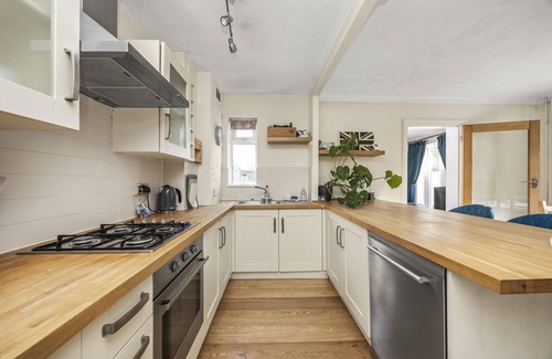 Broadbridge Heath House | Secret Garden House with Free Parking By My Getaways