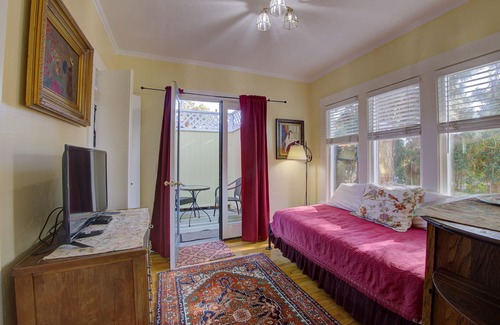 Oak Park Bed & Breakfast | Secret Garden Inn and Cottages