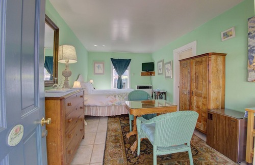 Oak Park Bed & Breakfast | Secret Garden Inn and Cottages