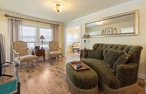 Stuart House | Secret Garden @ Seminole located in the heart of downtown Stuart, FL