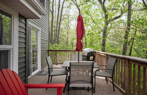 Ridgeway House | Secret Gardens Fireplace Deck & Dog-Friendly