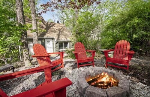Ridgeway House | Secret Gardens Fireplace Deck & Dog-Friendly