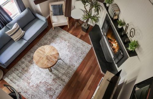Ridgeway House | Secret Gardens Fireplace Deck & Dog-Friendly