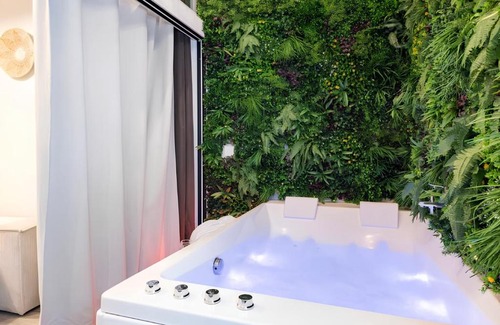 Grand Parc-Paul Doumer Apartment | Secret Jungle Bordeaux Chartrons - Hyper-Centre Jacuzzi Bain Balnéo & Home cinéma