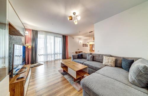 Smolyan Apartment | Secret Lake 533 at Oak Residence