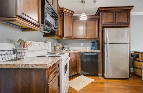 Jeffersonville Apartment | Secretariat Triple Crown Suite!