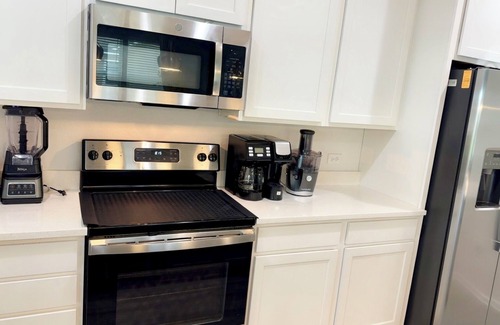 Northside House | Secure and Charming 3-bedroom house with AC, WiFi near Jacksonville airport