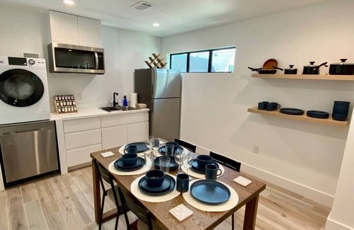 Houston House | Secure Cozy Tiny Home Central Houston