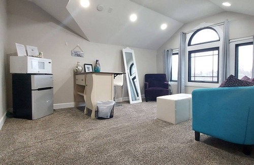 Mapleton/Fall Creek House | Secure Stylish Studio for Women Travelers-Great for Nurses, Moms, Professionals!