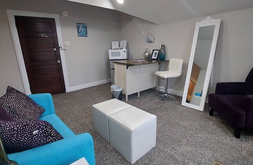 Mapleton/Fall Creek House | Secure Stylish Studio for Women Travelers-Great for Nurses, Moms, Professionals!