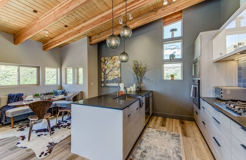 Sedona House | Sedona Canyon Terrace modern mountain home tucked away in canyon+Chef's Kitchen+deck & views!