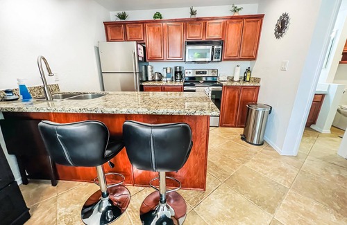 Oak Creek Condo | Sedona Cozy Condo with Pool, Walk to Restaurants, 4-Min to Hiking, Near Stores