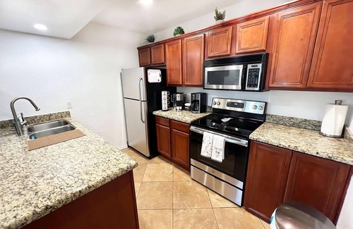 Oak Creek Condo | Sedona Cozy Condo with Pool, Walk to Restaurants, 4-Min to Hiking, Near Stores