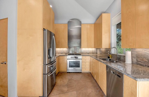 Oak Creek House | Sedona Skywalk- Panoramic Red Rock Views + Walk out Viewing Deck- Nearby Shopping and Dining!