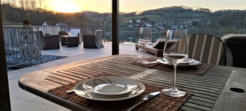 Gummersbach House | Seeblick-Ferienwohnung im "Ferienhaus Agger-Blick" mit traumhafter Sonnen-Terrasse, Sauna, E-Kamin & Kajak