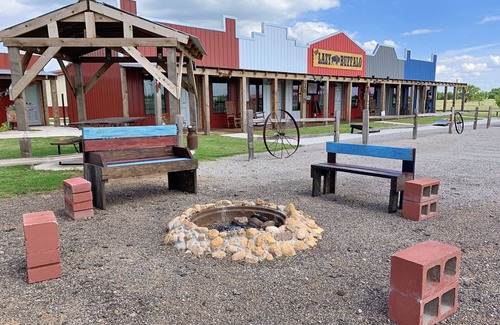 Cache Cabin | Seek & Snore Cabin near Wichita Mountains Cache ~ I Spy Wildlife Fun ~ sleeps 4