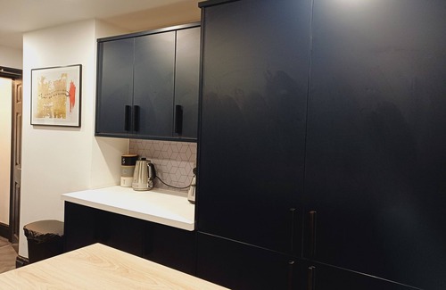 Liverpool Apartment | Sefton park maisonette ideal for CONTRACTORS/large groups