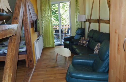 Altenkirchen Apartment | Segelwohnung - Meerzauber. Gutshaus Reidervitz - Großer Lindengarten