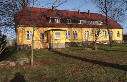 Altenkirchen Apartment | Segelwohnung - Meerzauber. Gutshaus Reidervitz - Großer Lindengarten