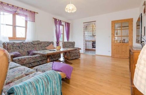 Burgkirchen an der Alz Apartment | Sehr ruhige Ferienwohnung mit 2 separaten Schlafzimmern, 75 qm