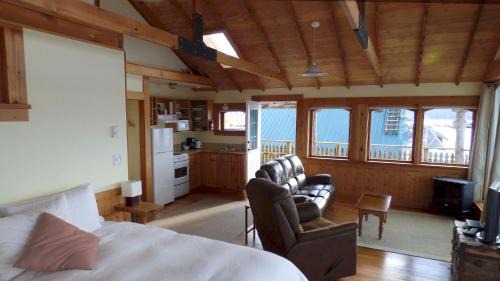 Alert Bay Hotel | Seine Boat Inn