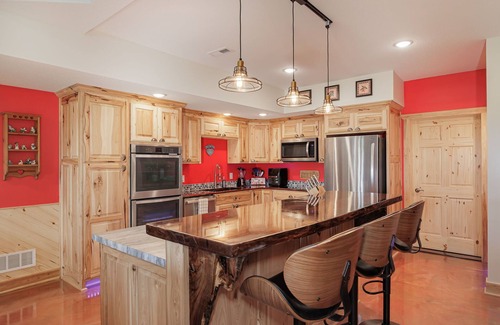 Buchanan County Apartment | Selah Hills Ranch-Queen Suite