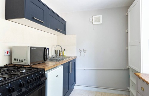 Box House | Self catered Lodge near Bath, private entrance, slate bathroom, parking, Wifi