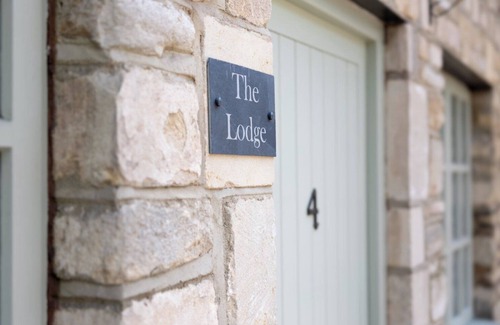 Box House | Self catered Lodge near Bath, private entrance, slate bathroom, parking, Wifi