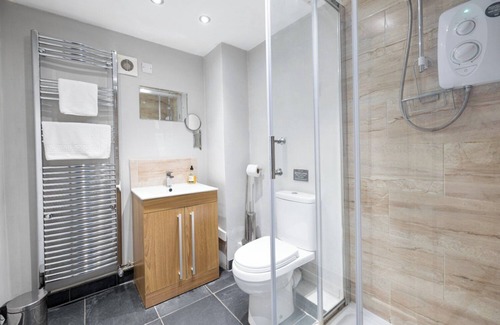 Box House | Self catered Lodge near Bath, private entrance, slate bathroom, parking, Wifi