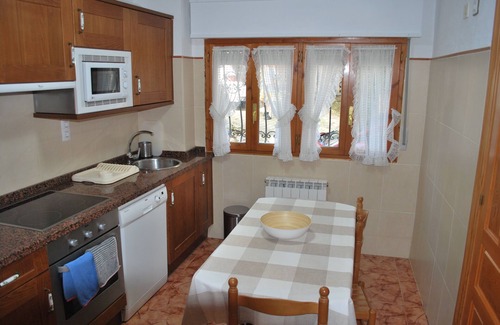 Soto de Cangas Apartment | Self catering Aptos rurales Camino Picos de Europa for 6 people