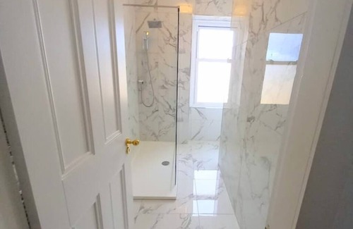 Prestwick Bed & Breakfast | Self Catering Apartment (South Wing) at St Andrews House Prestwick sleeps 5nn