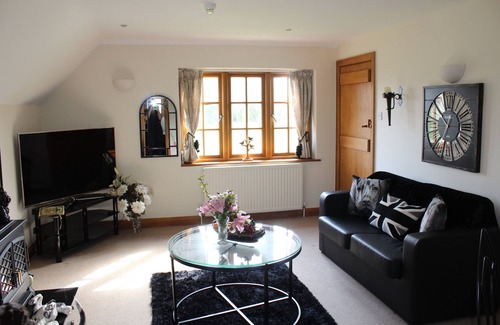 Chiddingly Apartment | Self Catering B&B .Dog friendly with 13 acres of parkland,pool,tennis court