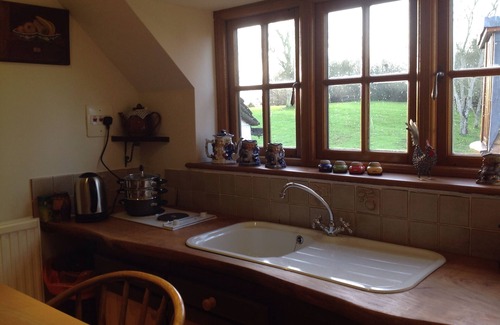 Chiddingly Apartment | Self Catering B&B .Dog friendly with 13 acres of parkland,pool,tennis court