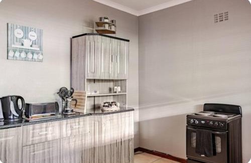 Oudtshoorn Apartment | Self-catering Garden Cottage