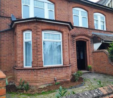 Caversham Apartment | Self Check-in Micro Studio for max 2 guests in Central location RG4 with your own Kitchenette Bathroom Parking and Shared Garden