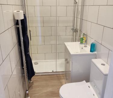 Caversham Apartment | Self Check-in Micro Studio for max 2 guests in Central location RG4 with your own Kitchenette Bathroom Parking and Shared Garden